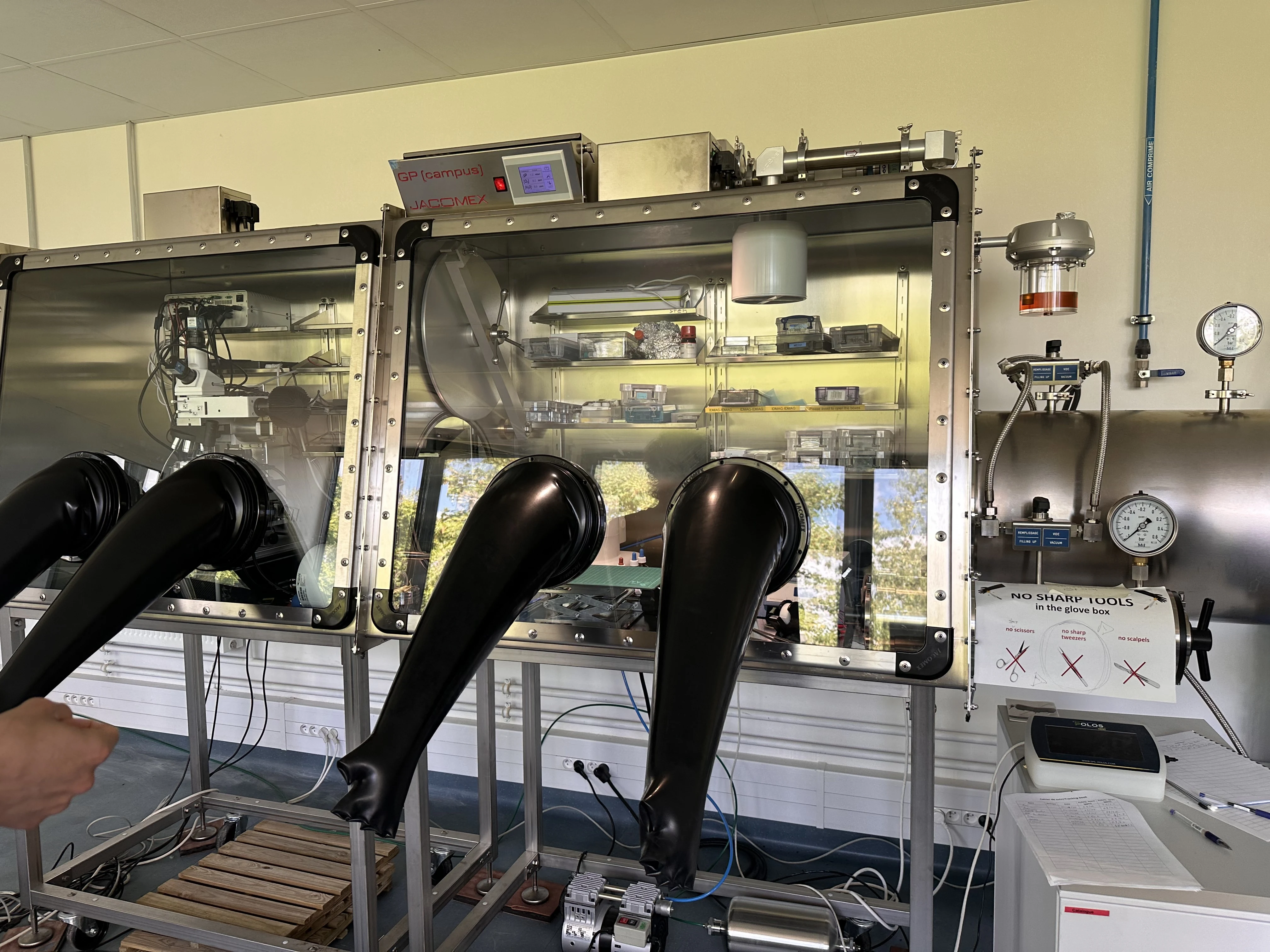 Installation en laboratoire pour la manipulation des échantillons