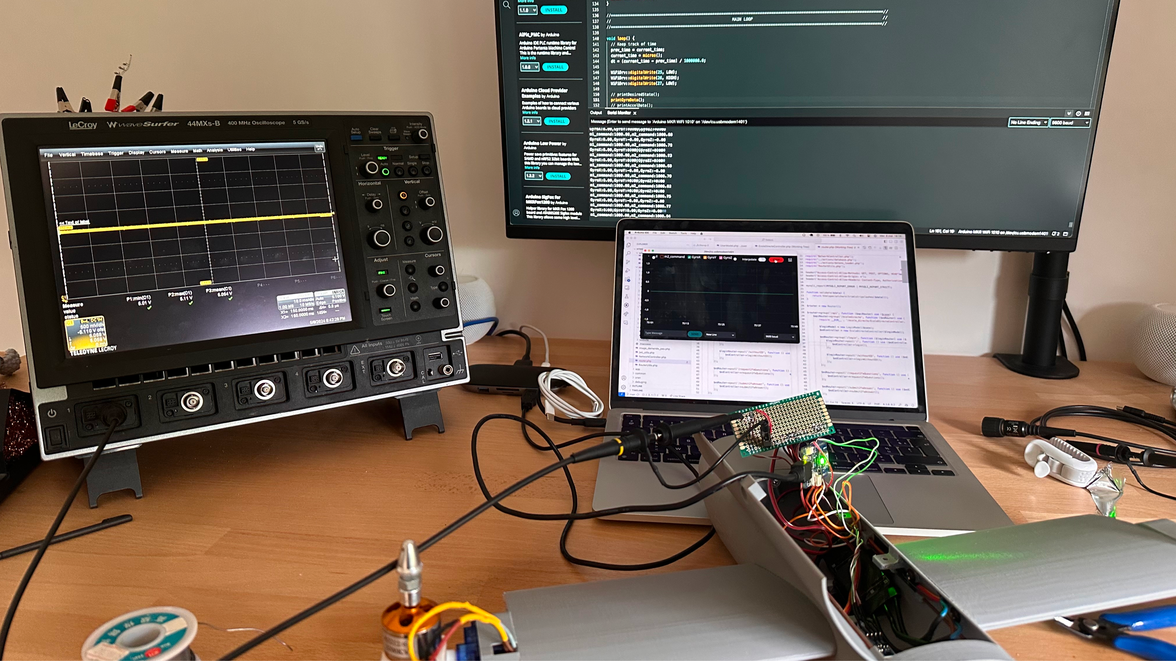 Photo de la conception de Voldémar. La photo montre le drone, ainsi qu'un oscilloscope permettant de débuguer.